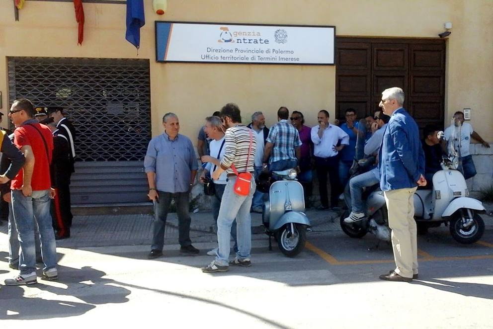 Flash News: Termini Imerese, ex dipendenti Fiat occupano l'Agenzia delle  Entrate - Madonie Press